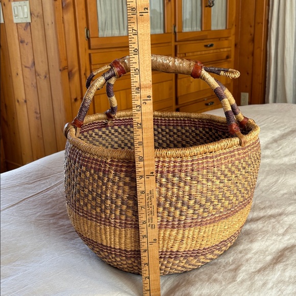 Large Vintage Market Basket - Picture 8 of 9